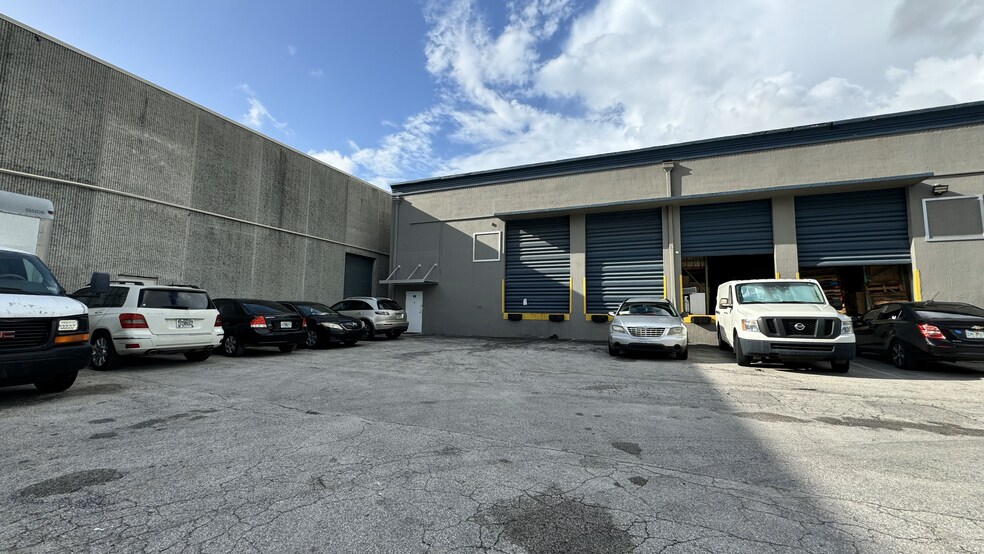 9999 NW 89th Ave, Medley, FL à louer - Photo de l’immeuble – Image 3 sur 3