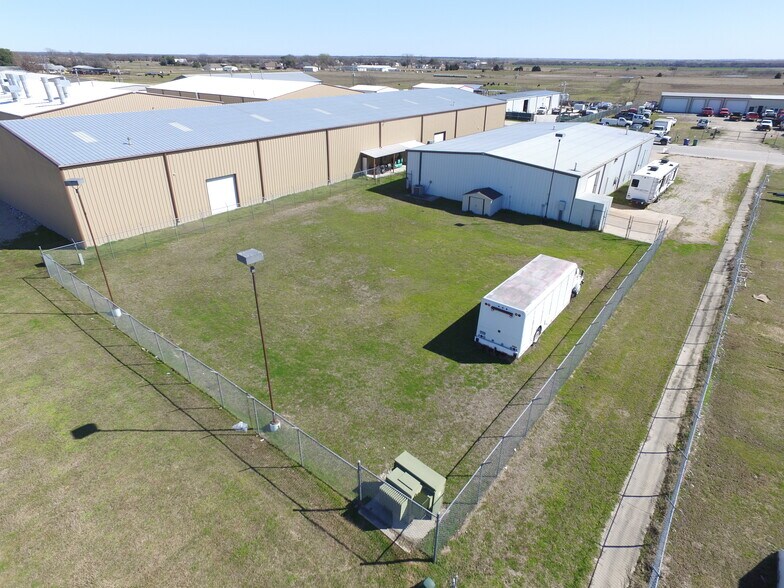 1200 Foundation Dr, Pilot Point, TX à louer - Photo de l’immeuble – Image 3 sur 11