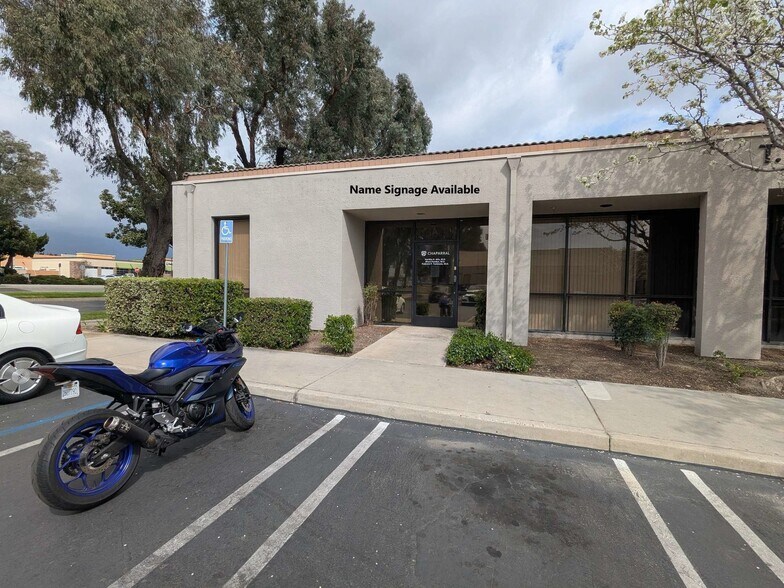 914 W Foothill Blvd, Upland, CA à louer - Photo de l’immeuble – Image 1 sur 2