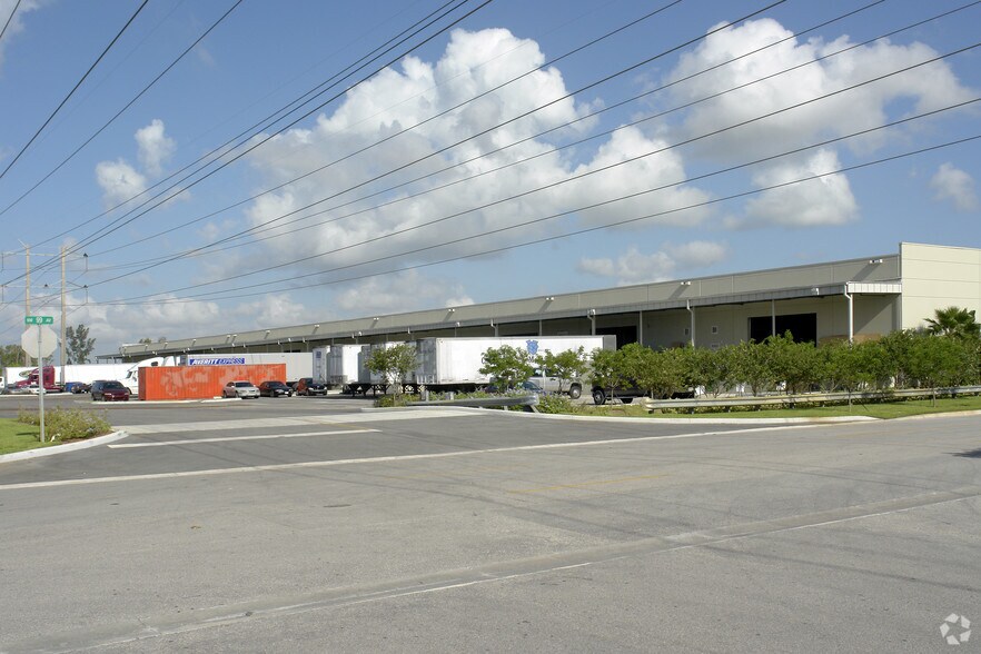 6300-6330 NW 99th Ave, Doral, FL à louer - Photo de l’immeuble – Image 3 sur 8