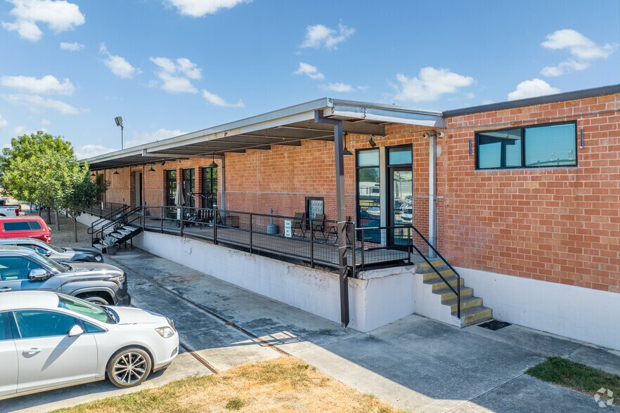 3363 E Commerce St, San Antonio, TX à louer - Photo de l’immeuble – Image 2 sur 47