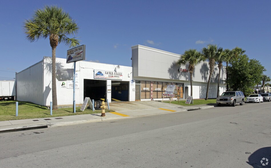 9800-9884 SW 40th St, Miami, FL à louer - Photo de l’immeuble – Image 3 sur 8