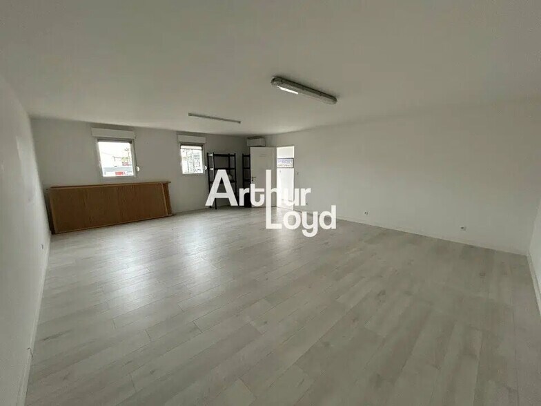 Bureau dans ROQUEBRUNE-SUR-ARGENS à louer - Photo de l’immeuble – Image 2 sur 4