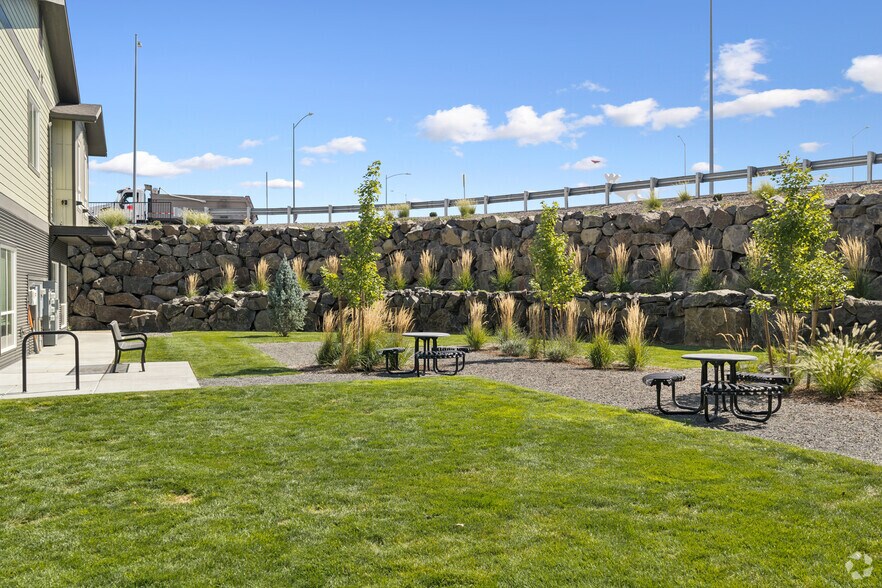5651 W 36th Pl, Kennewick, WA à louer - Photo de l’immeuble – Image 3 sur 13