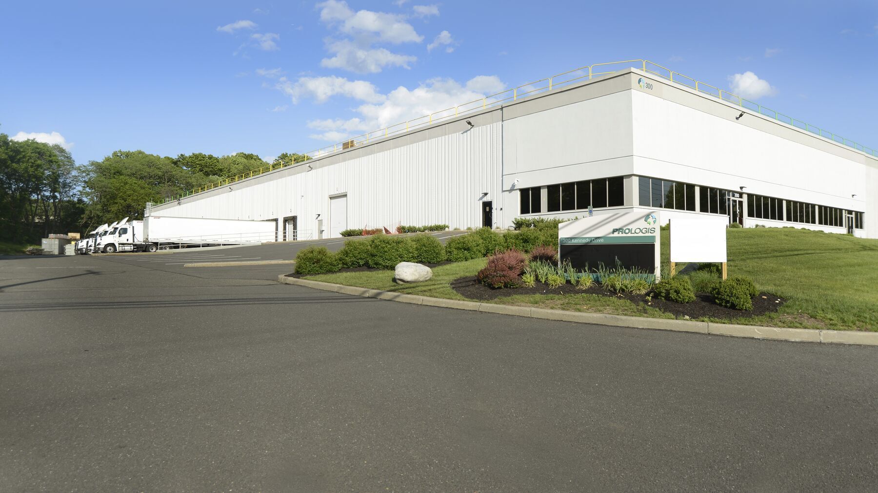 300-350 Kennedy Dr, Sayreville, NJ à louer Photo de l’immeuble– Image 1 sur 3