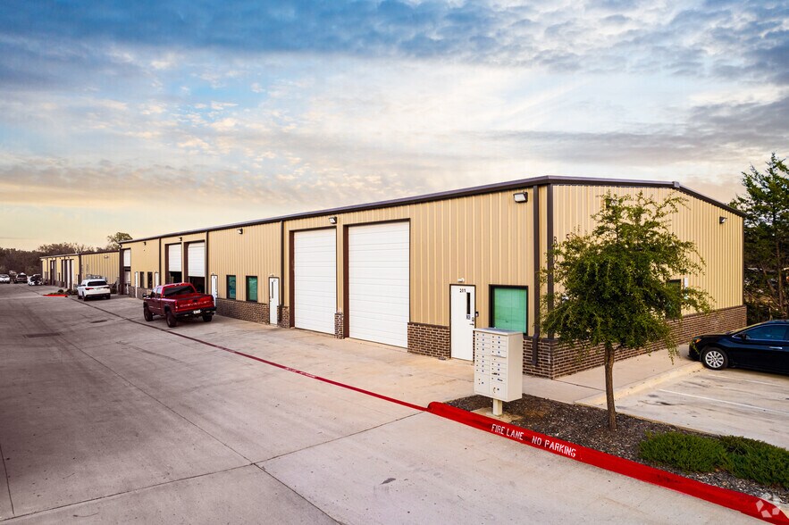 5501 Fishtrap Rd, Denton, TX à louer - Photo de l’immeuble – Image 1 sur 17