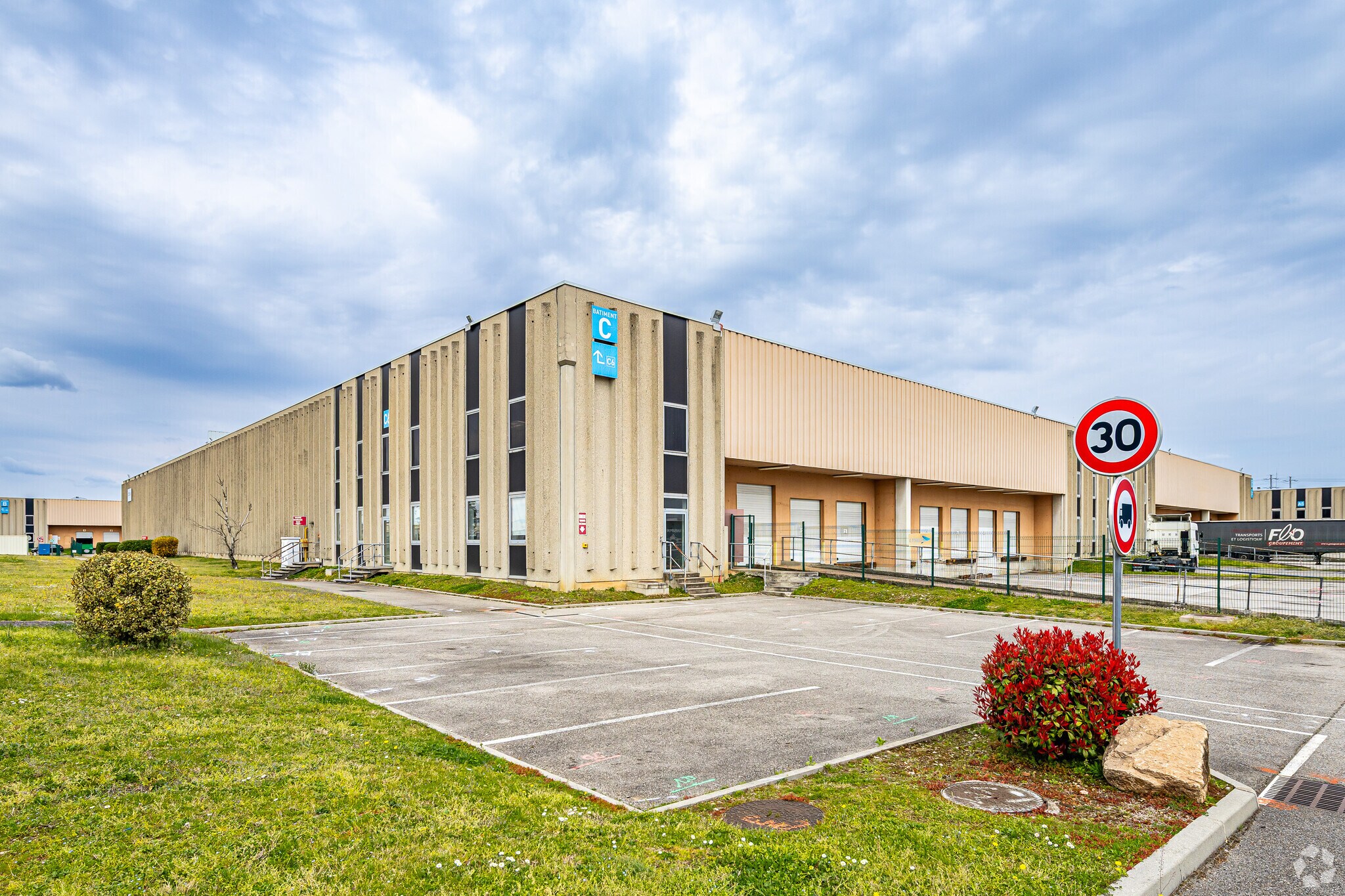 Local d’activités dans Corbas à louer Photo principale– Image 1 sur 3