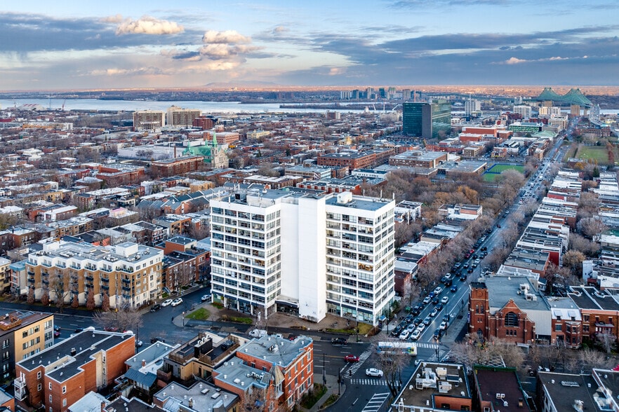 2120 Rue Sherbrooke E, Montréal, QC à louer - Aérien – Image 2 sur 4