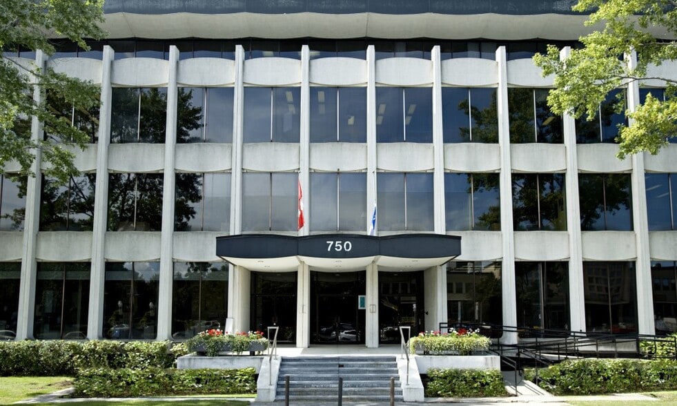 750 Boul Marcel-Laurin, Montréal, QC à louer - Photo principale – Image 1 sur 13