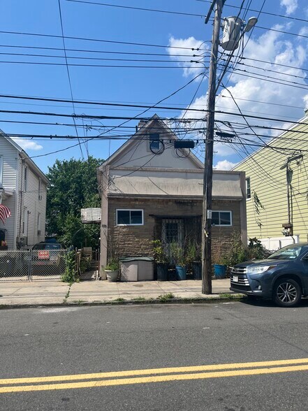 699 Henderson Ave, Staten Island, NY à vendre - Photo de l’immeuble – Image 3 sur 6