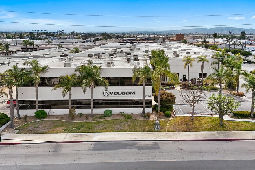 1740 Monrovia Ave, Costa Mesa, CA à louer - Photo de l’immeuble – Image 1 sur 6