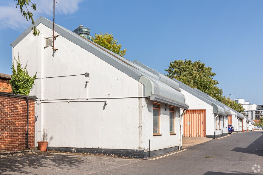 Brook Ln N, Brentford à louer - Photo principale – Image 1 sur 20