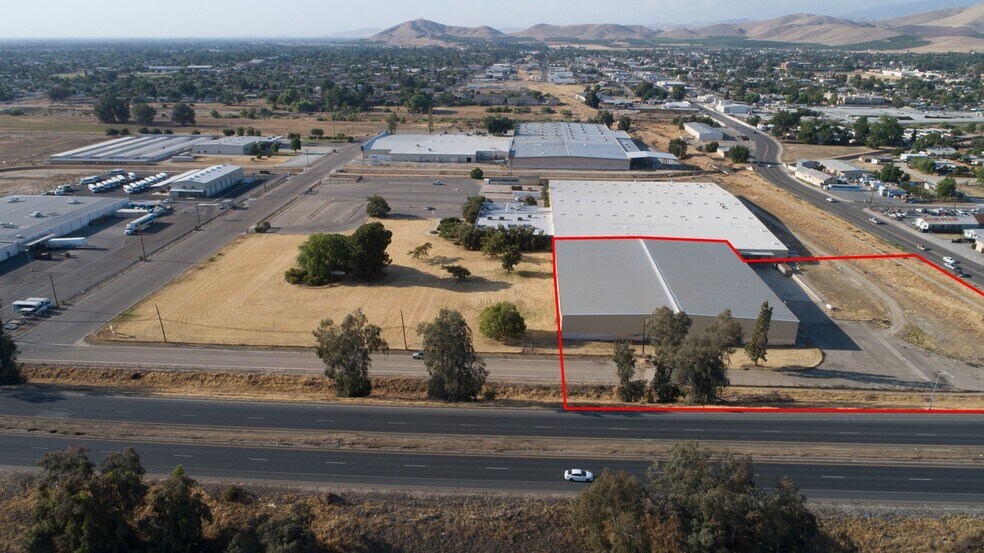 90 W Poplar Ave, Porterville, CA à louer - Photo de l’immeuble – Image 2 sur 9