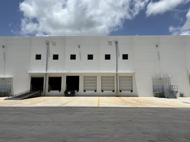 8565 W 44th Ave, Hialeah, FL à vendre - Photo de l’immeuble – Image 3 sur 4