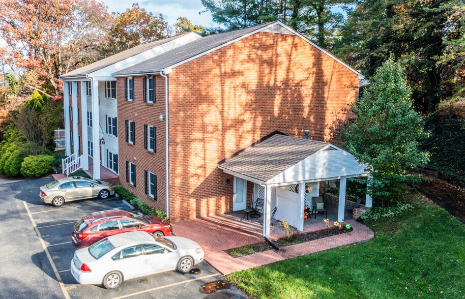 4622 Grandin Rd, Roanoke, VA à vendre - Photo de l’immeuble – Image 3 sur 13