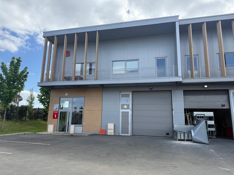 Local d’activités dans Frépillon à louer - Photo principale – Image 1 sur 10