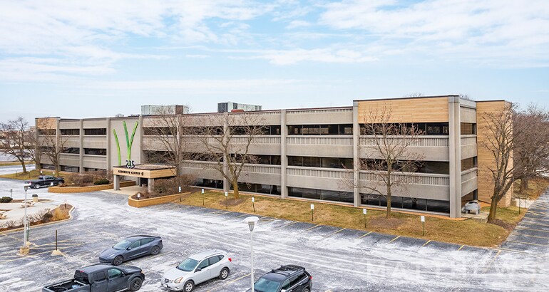 235 N Executive Dr, Brookfield, WI à vendre - Photo de l’immeuble – Image 2 sur 5