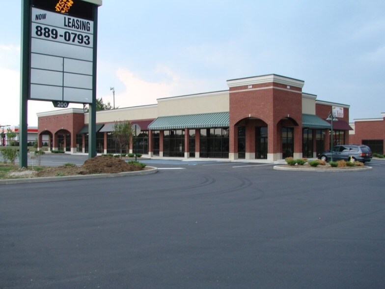 210 S Emerson Ave, Greenwood, IN à louer - Photo de l’immeuble – Image 2 sur 25