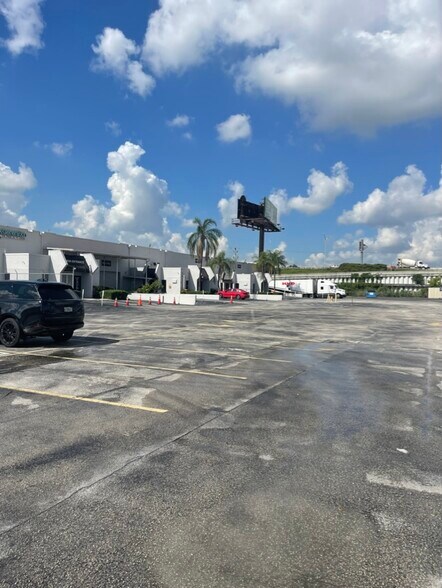 7580-7590 NW 74th Ave, Medley, FL à louer - Photo de l’immeuble – Image 3 sur 19