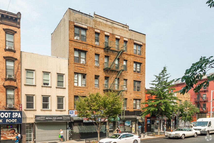765 Grand St, Brooklyn, NY à vendre - Photo de l’immeuble – Image 2 sur 2