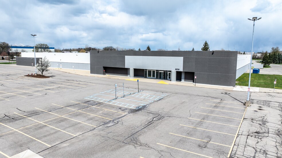 35700 Van Dyke Ave, Sterling Heights, MI à louer - Photo de l’immeuble – Image 2 sur 26