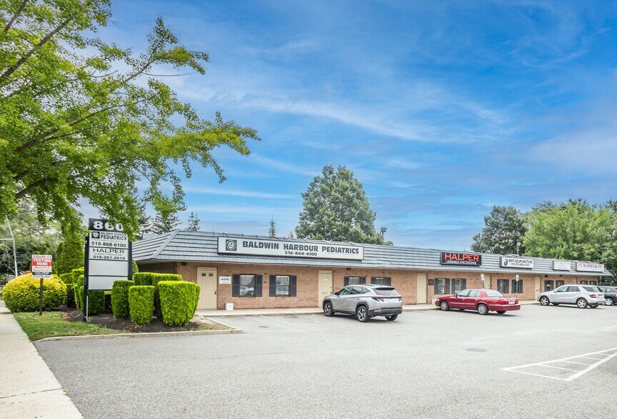 860 Atlantic Ave, Baldwin, NY à vendre - Photo de l’immeuble – Image 3 sur 5