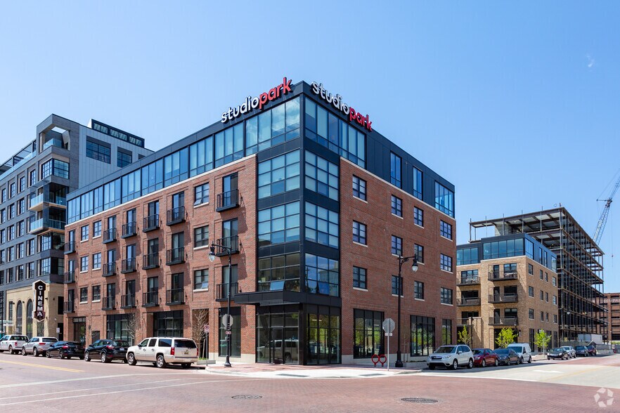 122 Oakes St SW, Grand Rapids, MI à louer - Photo principale – Image 1 sur 76