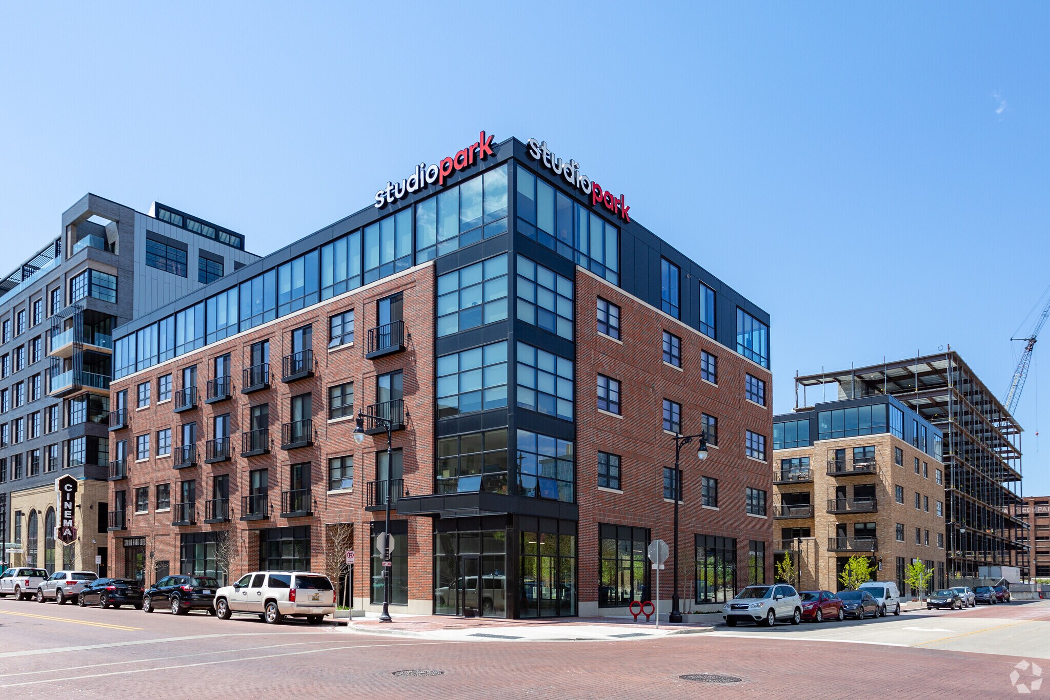 122 Oakes St SW, Grand Rapids, MI à louer Photo principale– Image 1 sur 77