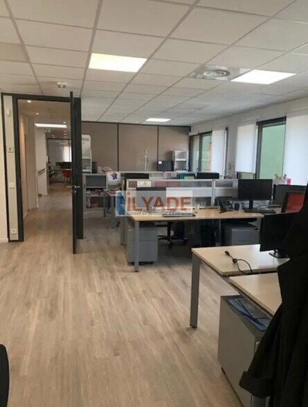 Bureau dans Venelles à louer - Photo de l’immeuble – Image 2 sur 8