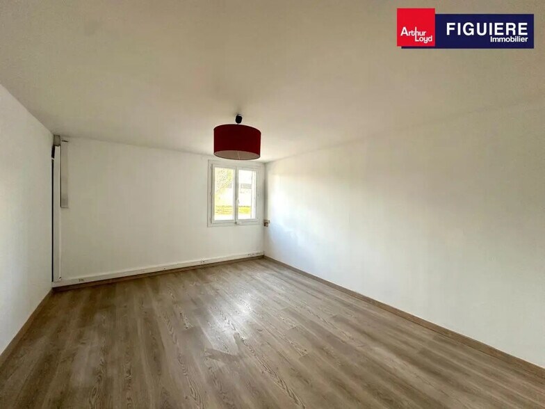 Bureau dans Bouc-Bel-Air à louer - Photo de l’immeuble – Image 3 sur 10