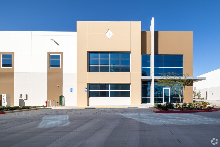 13850 Old 215 Frontage Rd, Moreno Valley, CA à vendre - Photo de l’immeuble – Image 2 sur 6