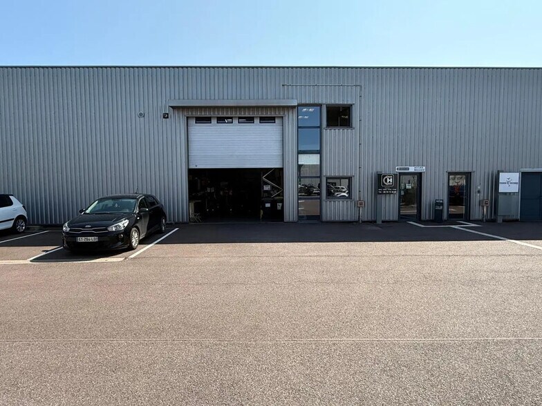 Local d’activités dans NORROY-LE-VENEUR à louer - Photo de l’immeuble – Image 1 sur 9