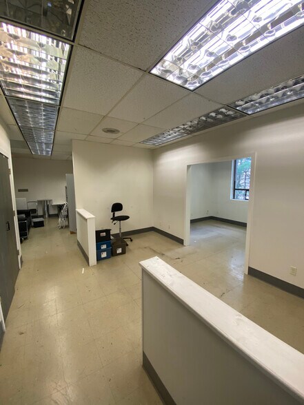 45 Kensico Dr, Mount Kisco, NY à louer - Photo de l’immeuble – Image 2 sur 5