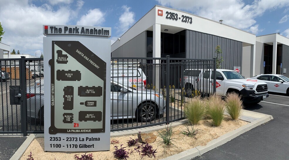 2353-2373 W La Palma Ave, Anaheim, CA à louer - Photo de l’immeuble – Image 3 sur 4