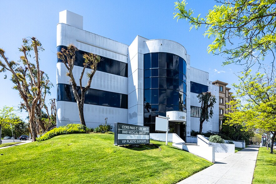 4160 Wilshire Blvd, Los Angeles, CA à louer - Photo de l’immeuble – Image 3 sur 11