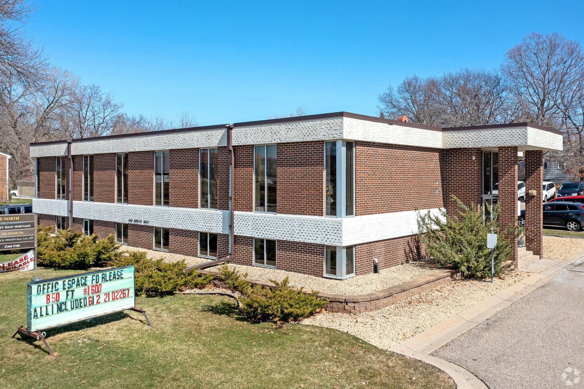 2040 Douglas Dr N, Golden Valley, MN à louer Photo de l’immeuble– Image 1 sur 6