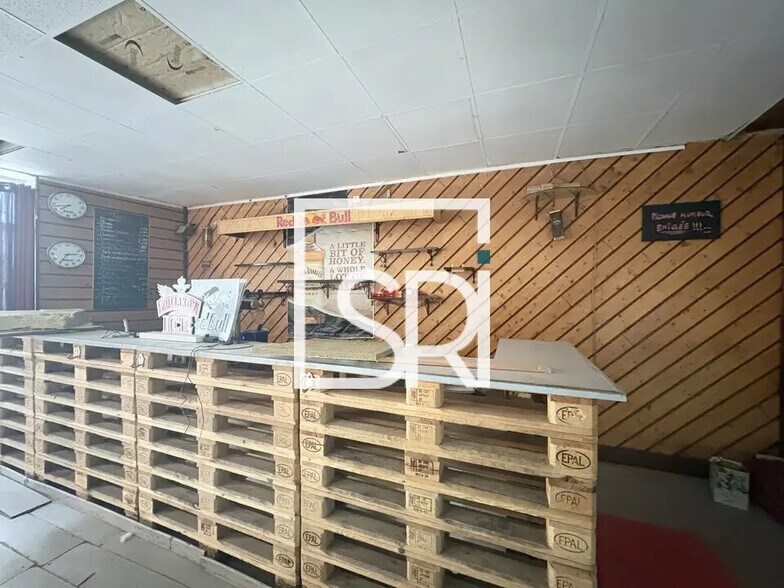 Local commercial dans Clermont-Ferrand à vendre - Hall d’entrée – Image 1 sur 10