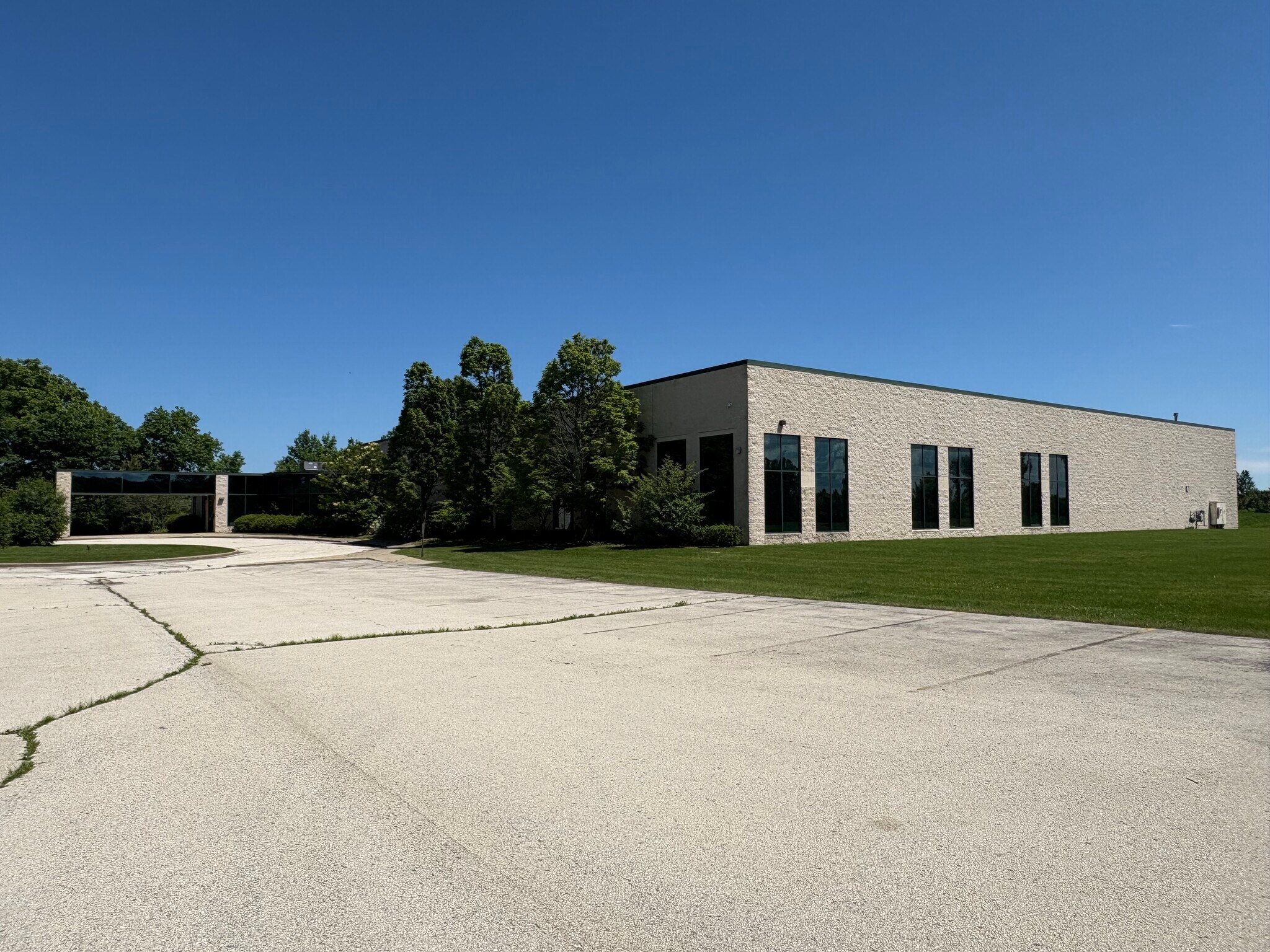 9980 S Oakwood Park Dr, Franklin, WI à vendre Photo de l’immeuble– Image 1 sur 13