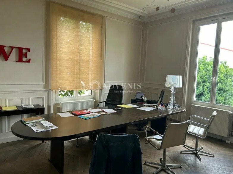 Local d'activités dans Nazelles-Négron à vendre - Photo de l’immeuble – Image 3 sur 11