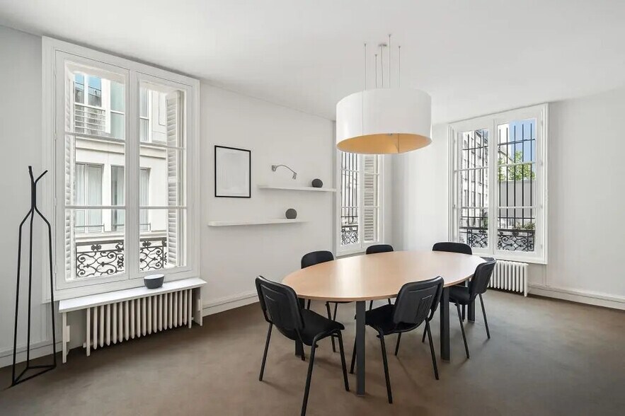 11 Rue Chateaubriand, Paris à louer - Photo de l’immeuble – Image 1 sur 6