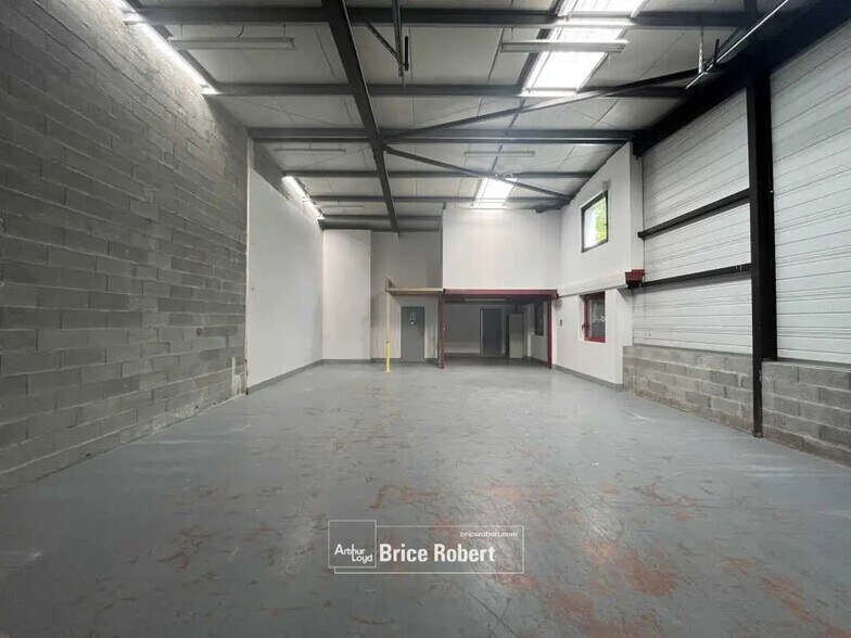 Bureau dans Vaulx-en-Velin à louer - Photo de l’immeuble – Image 2 sur 15