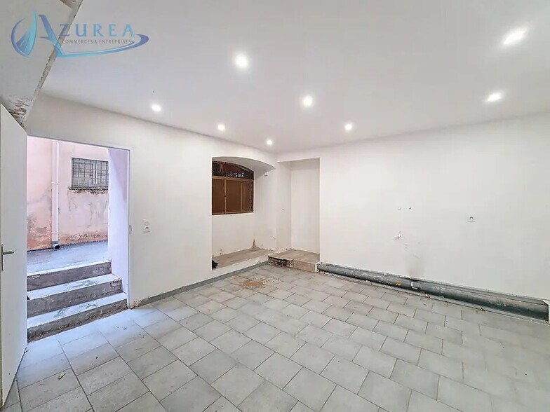 Industriel/Logistique dans Nice à louer - Photo de l’immeuble – Image 3 sur 5