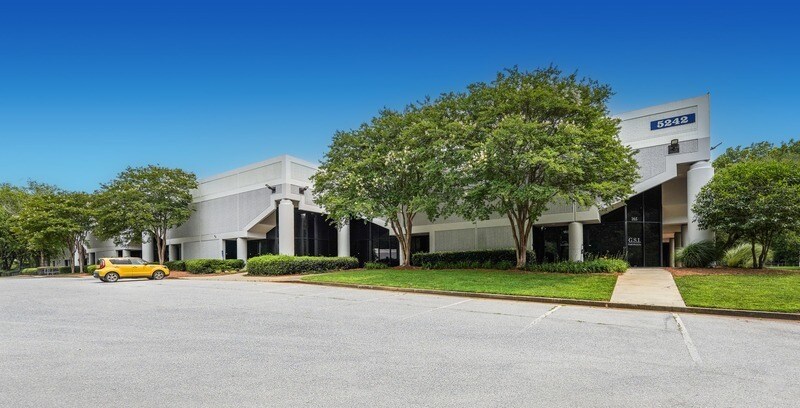 5242 Royal Woods Pky, Tucker, GA à louer - Photo de l’immeuble – Image 3 sur 16