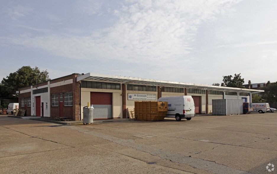 Lyon Rd, Romford à louer - Photo principale – Image 1 sur 7