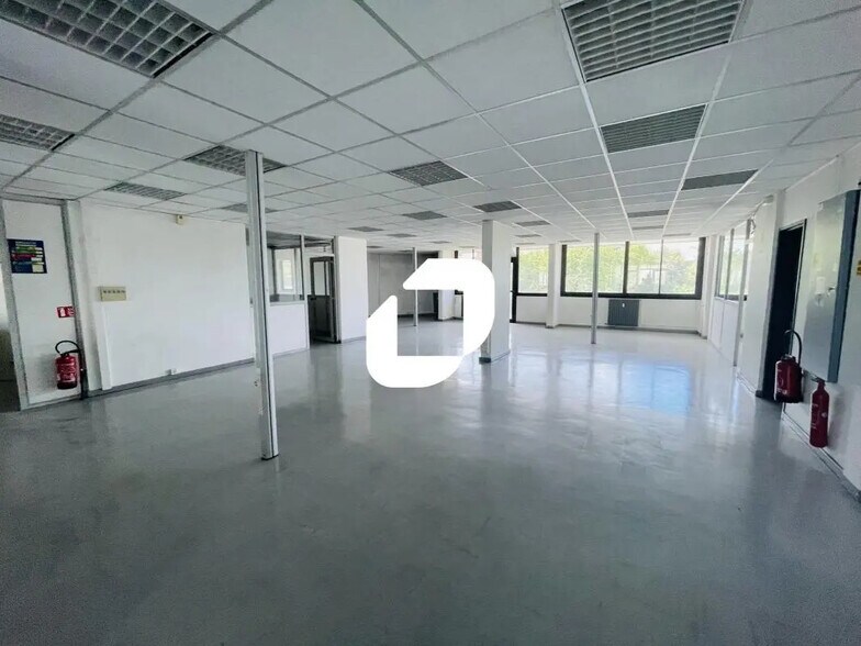 Bureau dans Melun à vendre - Photo de l’immeuble – Image 1 sur 3
