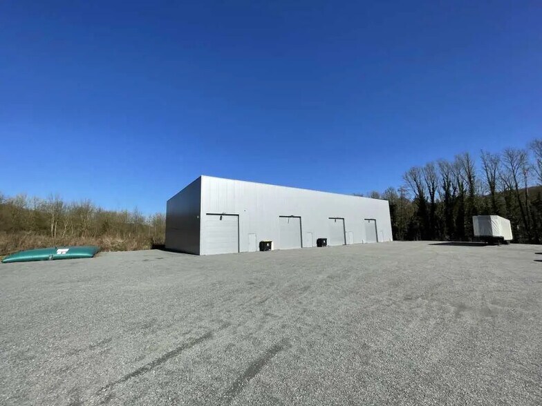 Local d’activités dans Notre-Dame-de-Bondeville à louer - Photo de l’immeuble – Image 2 sur 4