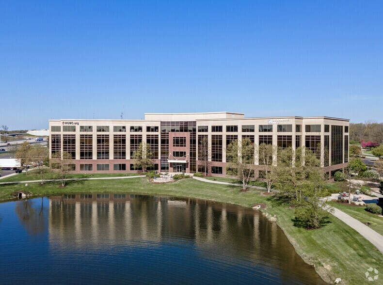 301 Pennsylvania Pky, Indianapolis, IN à louer - Photo de l’immeuble – Image 3 sur 11