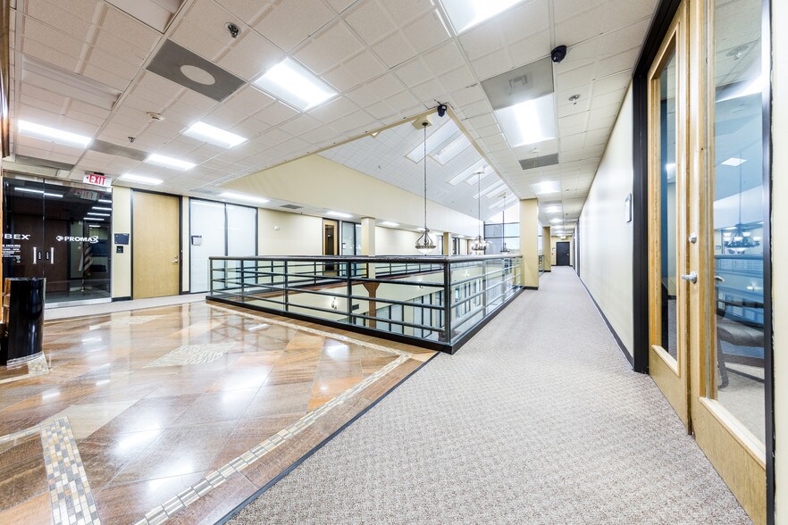 12651 Briar Forest Dr, Houston, TX à louer - Photo de l’immeuble – Image 2 sur 12