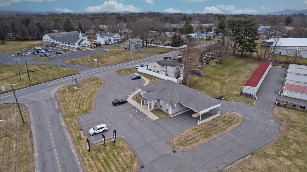 422 Main St, Easthampton, MA à louer - Photo de l’immeuble – Image 2 sur 26