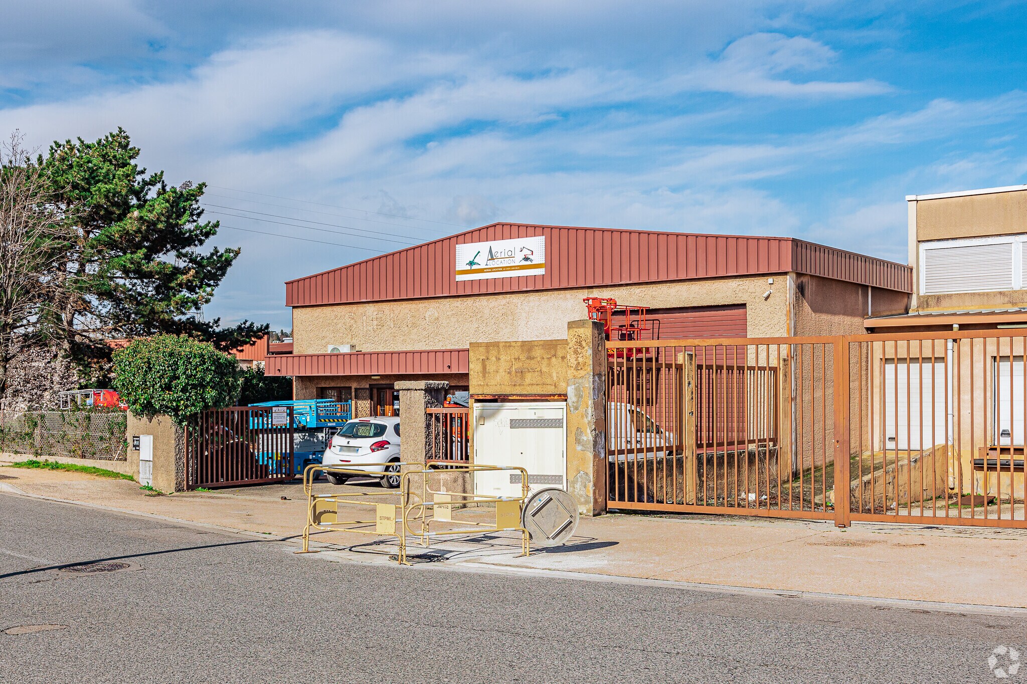 Local d'activités dans Saint-Genis-Laval à vendre Photo principale– Image 1 sur 3
